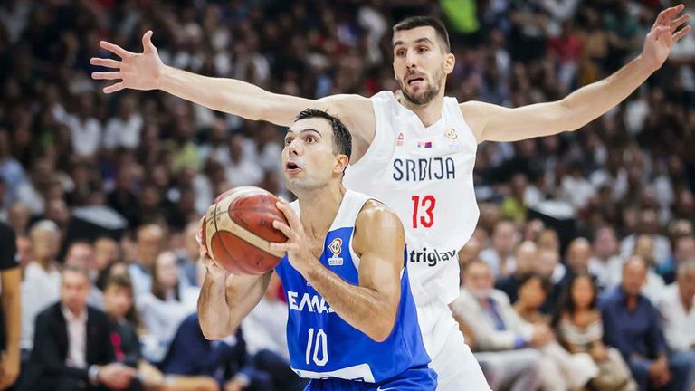 Двама играчи от националния отбор на Гърция по баскетбол се