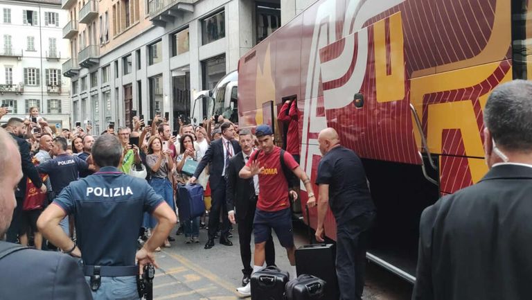Десетки тифози посрещнаха Пауло Дибала при завръщането му в Торино