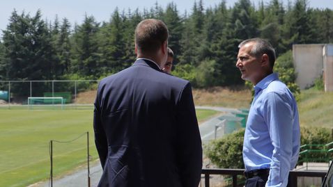 Лично министърът на спорта Димитър Илиев ще води един от трите лъча с туристи към Черни връх