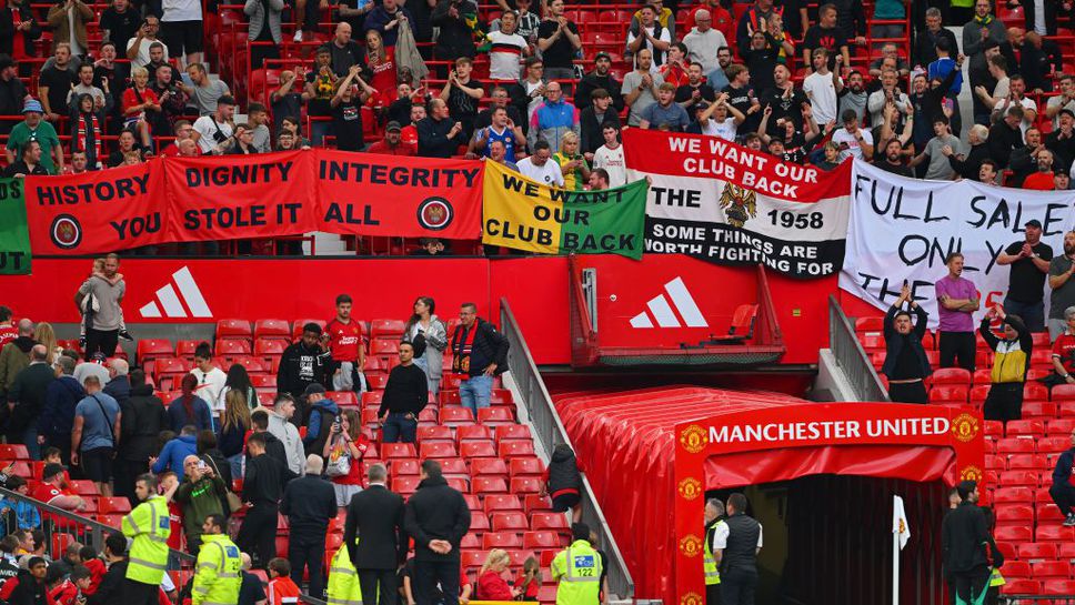 Феновете на Ман Юнайтед  протестират срещу Глейзър на "Олд Трафорд" повече от час след края на двубоя