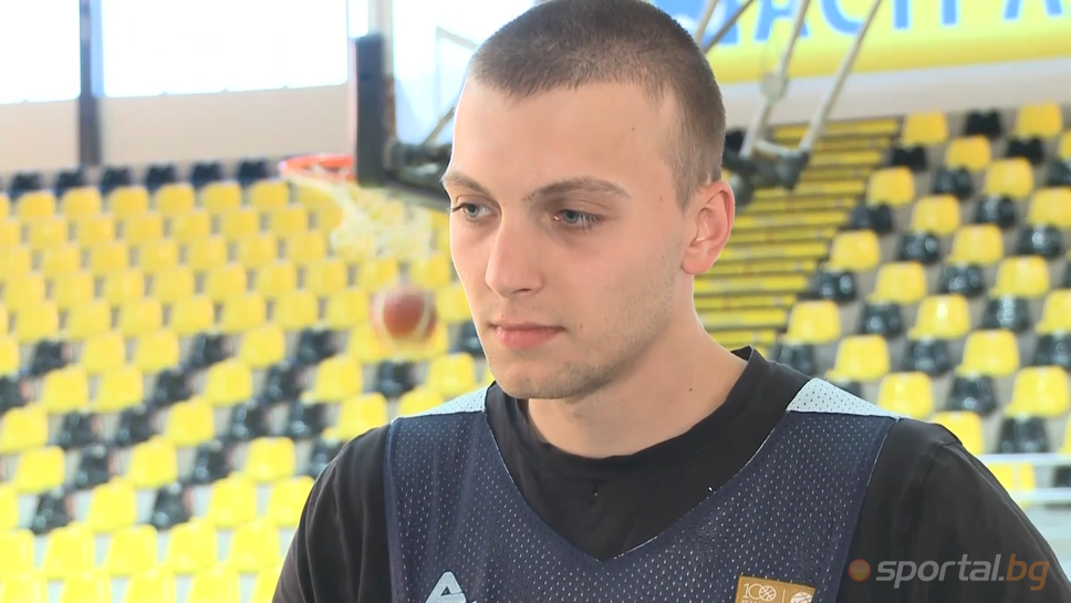 Константин Паисиев продължава с Миньор