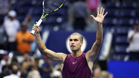 Алкарас показа нова прическа и преодоля с лекота първия кръг