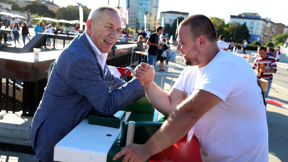 Атрактивна "Нощ на спорта" привлече стотици да спортуват в София