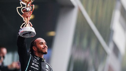 Инфарктен финал в Русия и Хамилтън отново е лидер след победа номер 100 във Формула 1