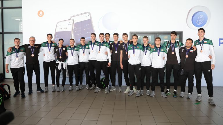 Волейболните герои на България се прибраха в София без Мартин Стоев и Алекс Николов