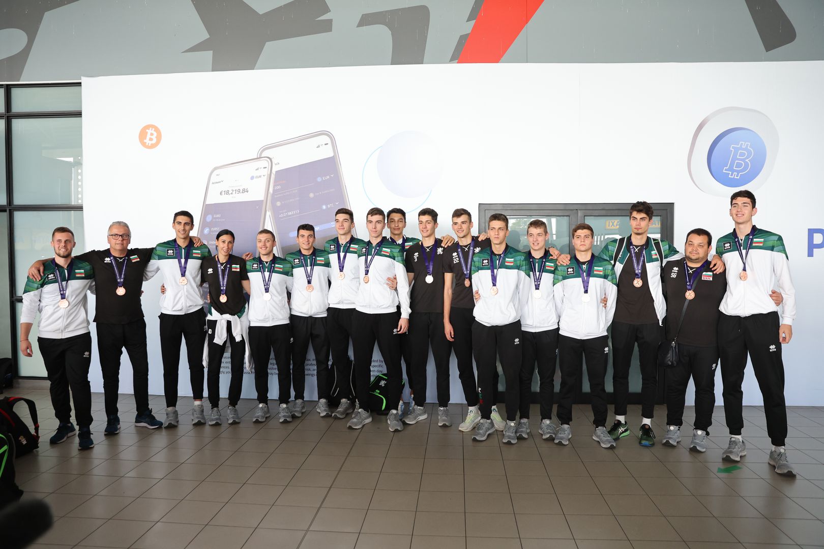 Волейболните герои на България се прибраха в София без Мартин Стоев и Алекс Николов 🏐