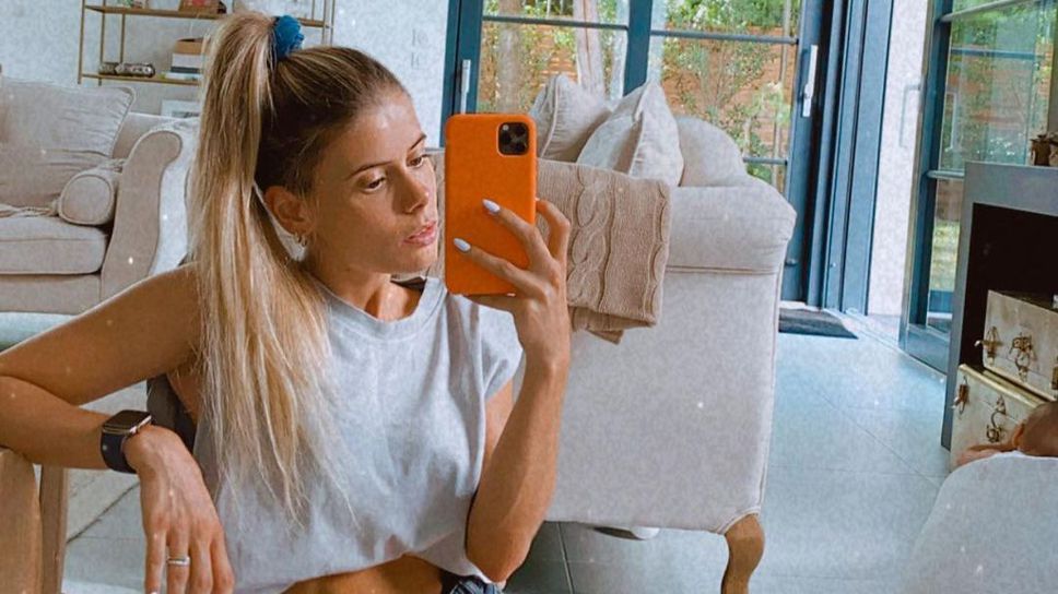 Футболна съпруга приковава вниманието със секси извики