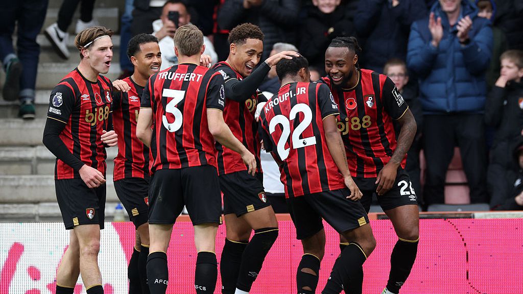 Впечатляващ гол от корнер изстреля Борнемут на второто място в Премиър лийг