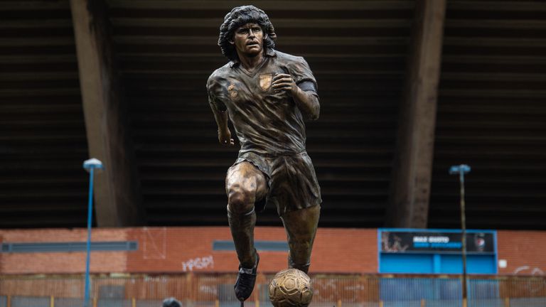 В Неапол откриха паметник на Марадона
