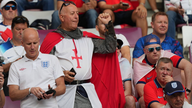 Няколко английски фенове влязоха в "Ал Байт", облечени като рицари-кръстоносци