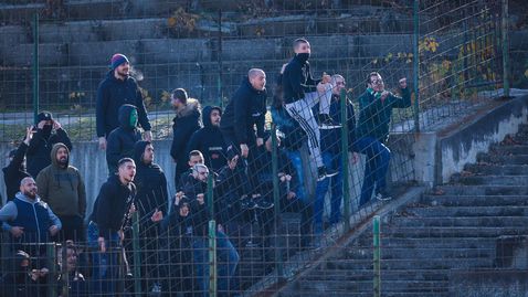  Най-малко двама почитатели са откарани в болница в Перник след произшествия на мача за Купата на България 