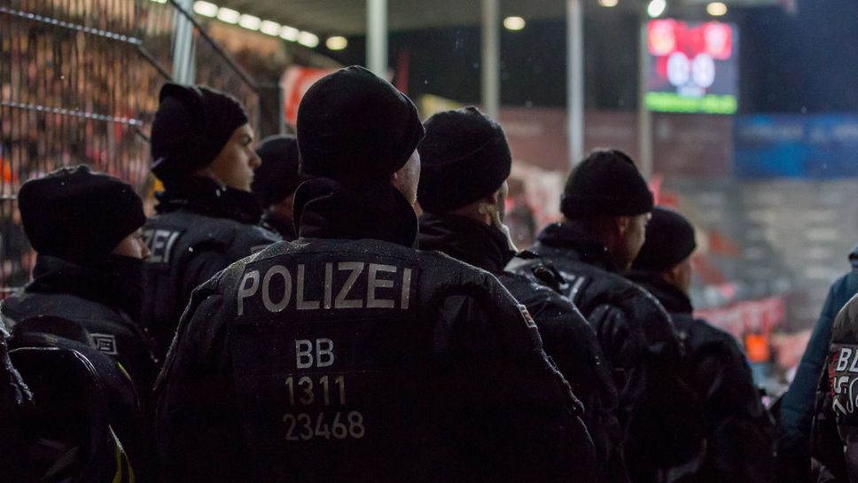 Над 50 полицаи са ранени при сблъсъци преди двубоя Айнтрахт - Щутгарт