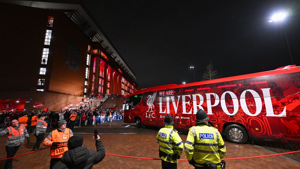 Шампионът на Англия Ливърпул приема на Анфийлд лидера в Ередивизи