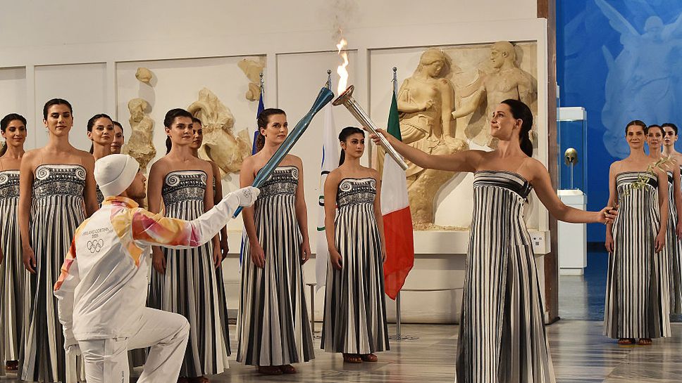 Олимпийският огън за Зимните игри на италианска земя в Милано Кортина