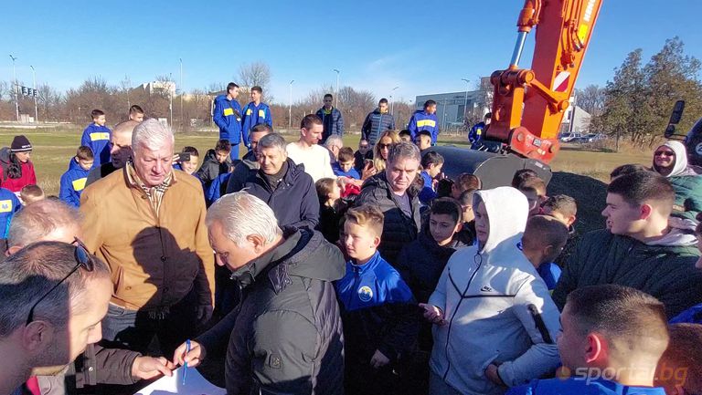 Легендата на българския футбол Христо Стоичков зарадва малчугани от школата