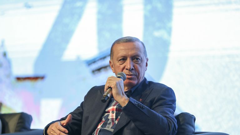 Изненадващо лично турският президент Реджеп Тайип Ердоган обяви че трансферът