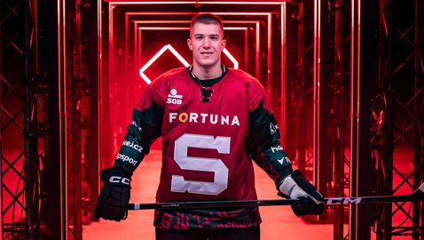 Младият български хокеист Нино Томов удължи договора си с чешкия Спарта (Прага)