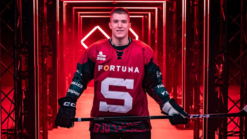 Младият български хокеист Нино Томов удължи договора си с чешкия Спарта (Прага)