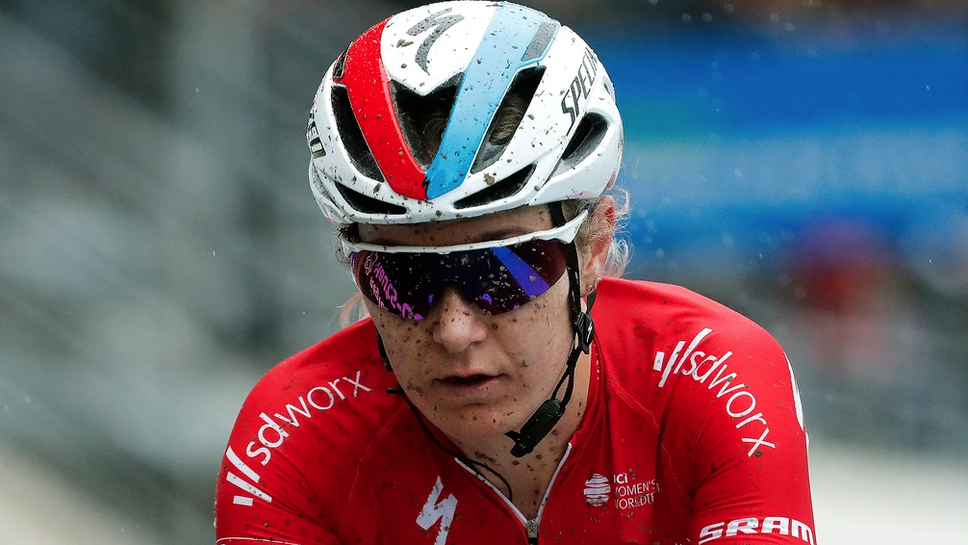 Трикратната световна шампионка по колоездене Ейми Питерс остава в изкуствена кома