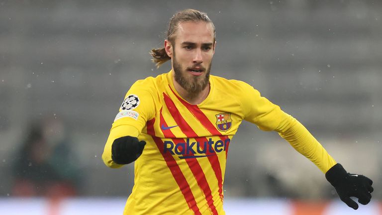 Защитникът на Барселона Оскар Мингеса е попаднал в трансферните планове