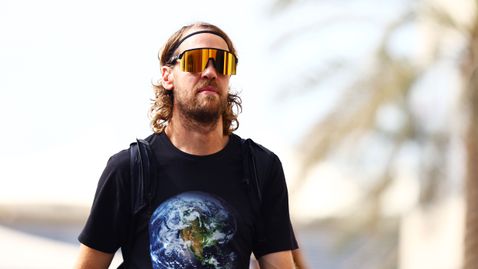  Слух: Астън Мартин пробва да върне Фетел на пистата 