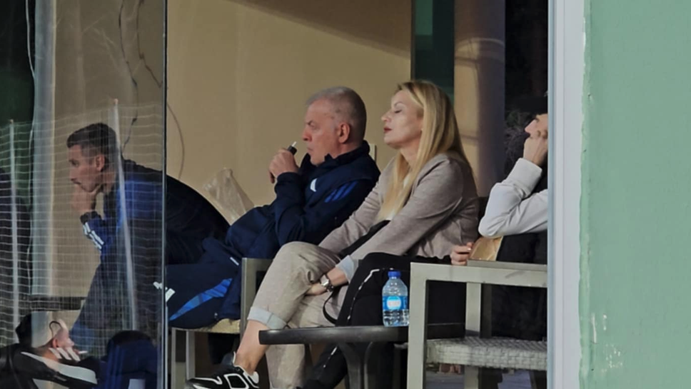 Наско гледа Левски в компанията на Йовов и Боримиров