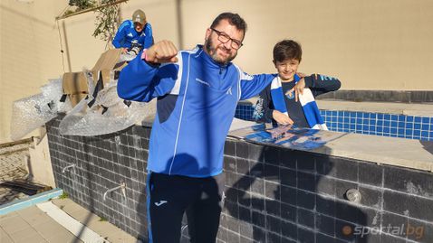 Фен на Левски дойде със сина си при "сините" чак от Англия