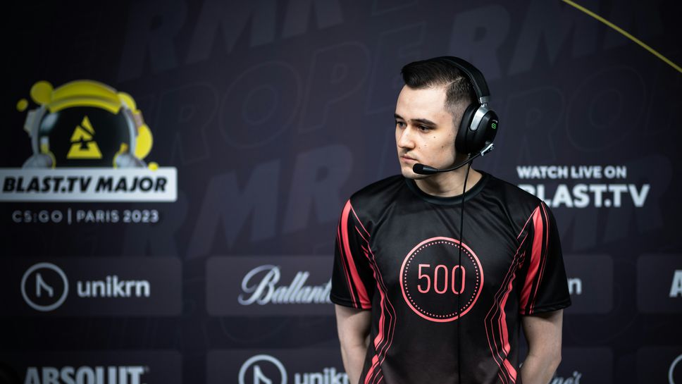 Отборът на GamerLegion чийто помощник треньор е българинът Денис Grashog