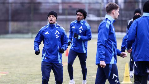 Левски от летището на тренировка