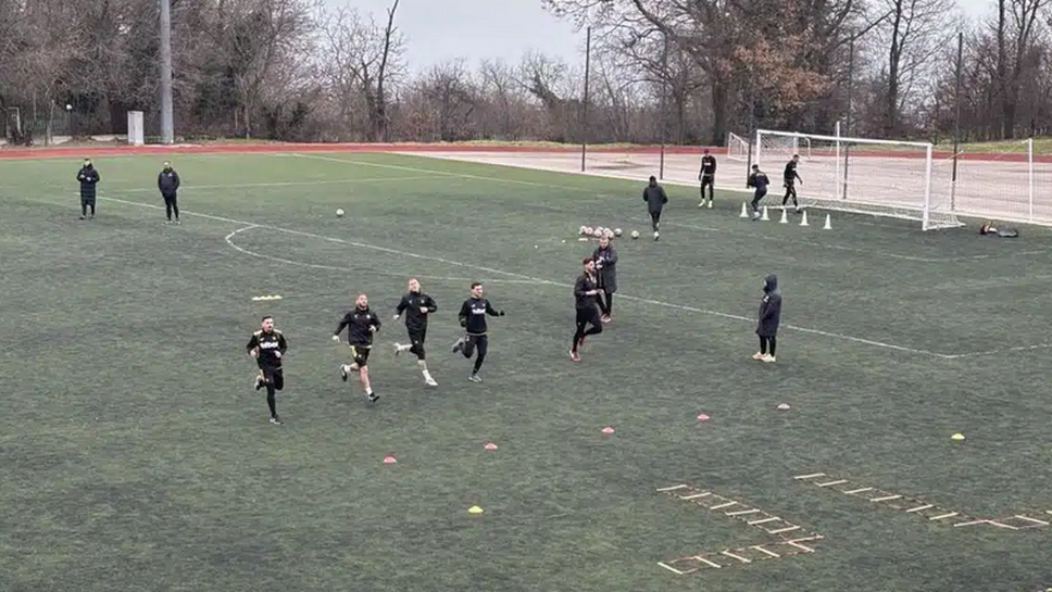 Миньор Перник продължава с двуразовите си тренировки по време на