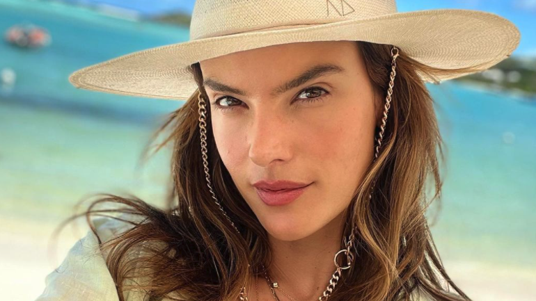 Супермодел впечатлява по бански