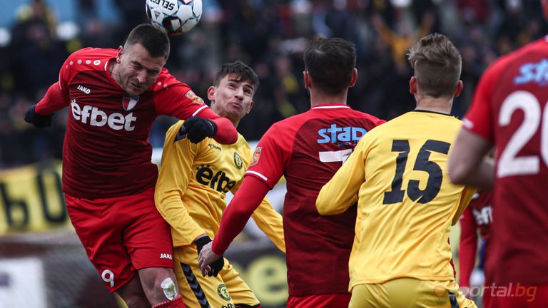 Мачът започна двуостро като гостите дочакаха своя шанс в 17 ата