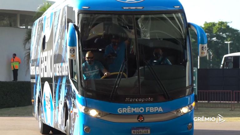 Фенове на Интернасионал потрошиха автобуса на Гремио и раниха играчи
