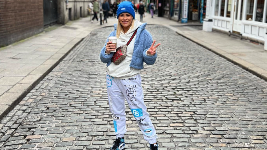 Апетитна ММА звезда пак показа пищното си деколте