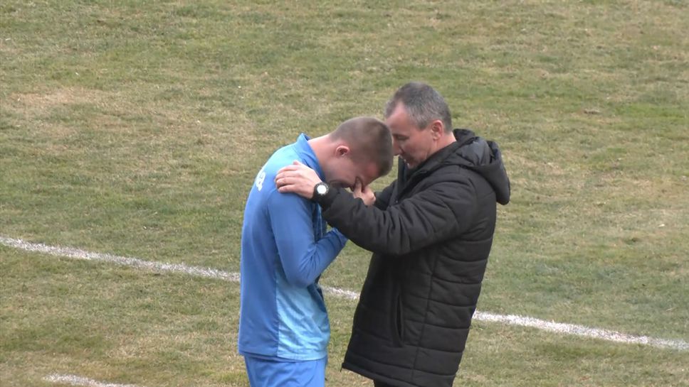 Стамен Белчев утеши играч на Левски след дербито на Трета лига