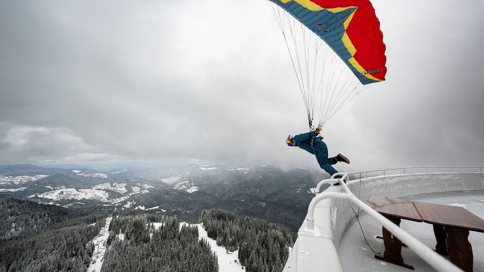 Весо Овчаров е първият човек скочил от Кула Снежанка със спийд крило и ски