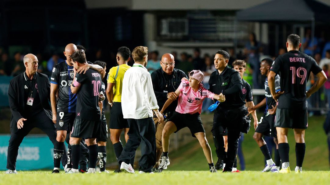 Фенове нахлуха на терена и събориха Лео Меси