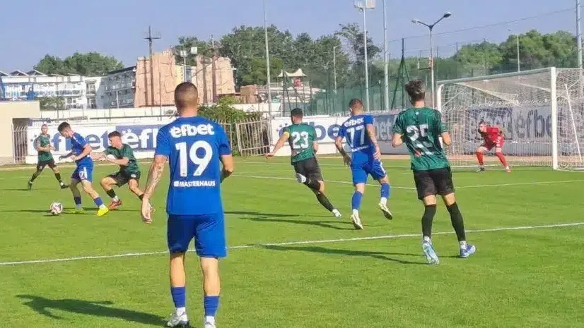 Нефтохимик спря лидера