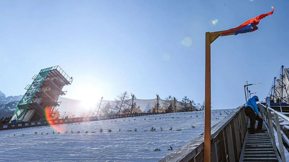 Силни ветрове станаха причина за прекратяването на отборното състезание по ски-полети в Планица