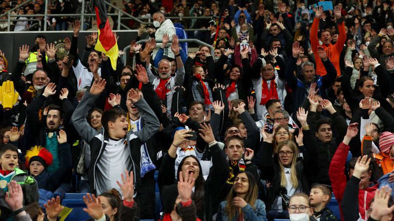  Идентифицираха мъж, направил нацистки привет по време на мача на Германия с Израел 