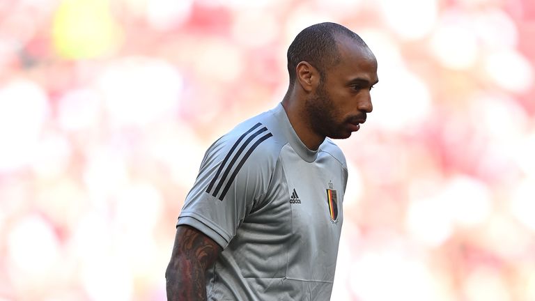 Бившият френски национал Тиери Анри беше бурно освиркван от феновете