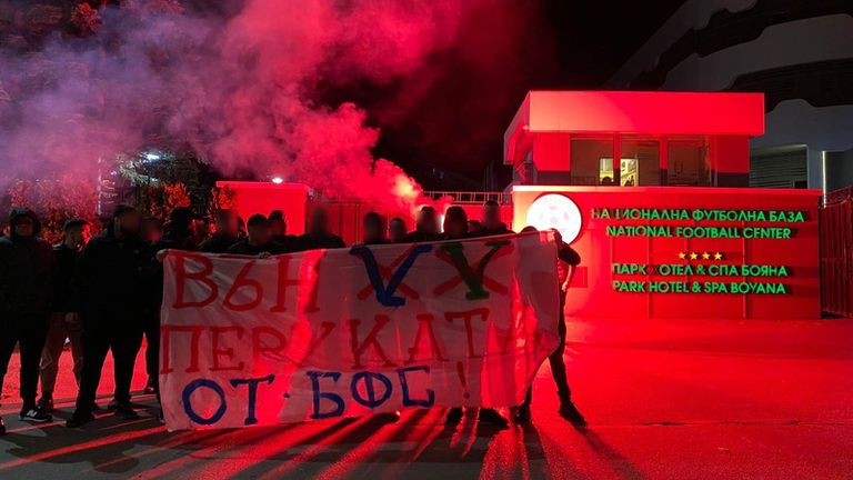  “Червени ” почитатели опънаха транспаранти против БФС в цяла София 