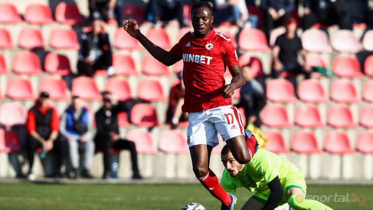 Нападателят на ЦСКА София Бисмарк Чарлс ще стартира като