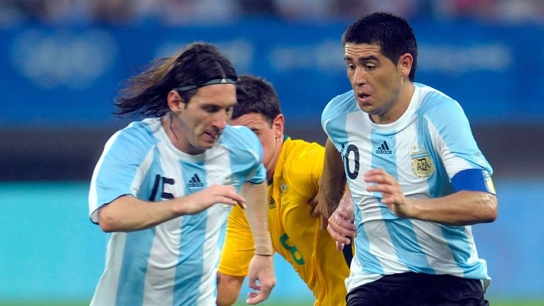 Аржентинската футболна легенда Хуан Роман Рикелме подари фланелка на Бока