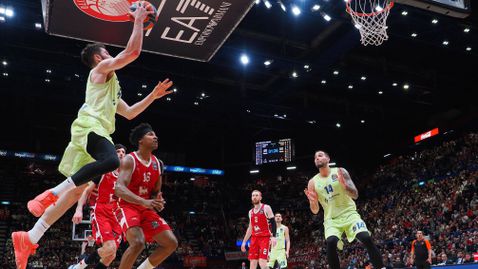  Барселона завладя Милано и се приближи до плейофите 