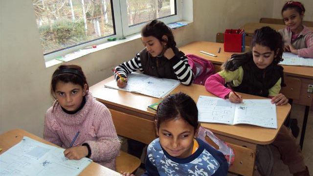 В Плевен приобщават ромски деца към спортни клубове по футбол, тенис и баскетбол