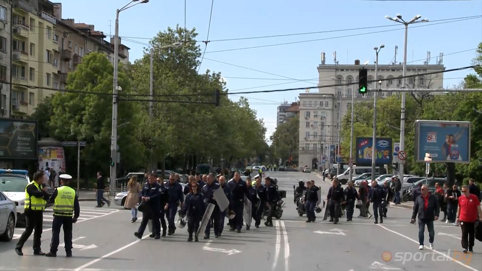 Органите на реда засилиха присъствието си пред "Васил Левски"