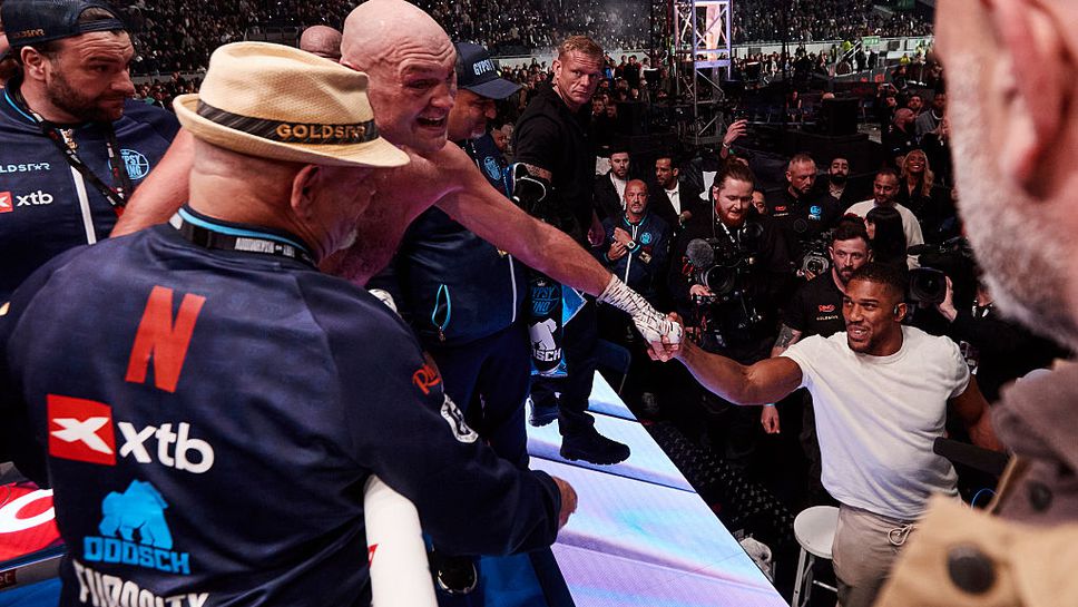 Антъни Джошуа и Тайсън Фюри подписаха, Ей Джей загрява с албанец