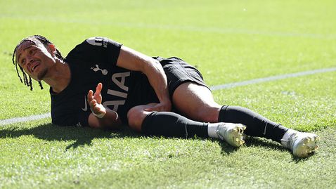 Сезонът за Чави Симонс приключи, халфът е аут и за Световното