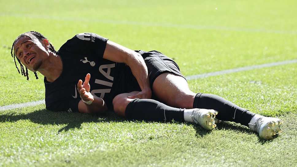 Сезонът за Чави Симонс приключи, халфът е аут и за Световното